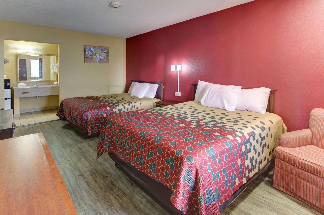 Econo Lodge Town Center Virginia Beach Exterior photo