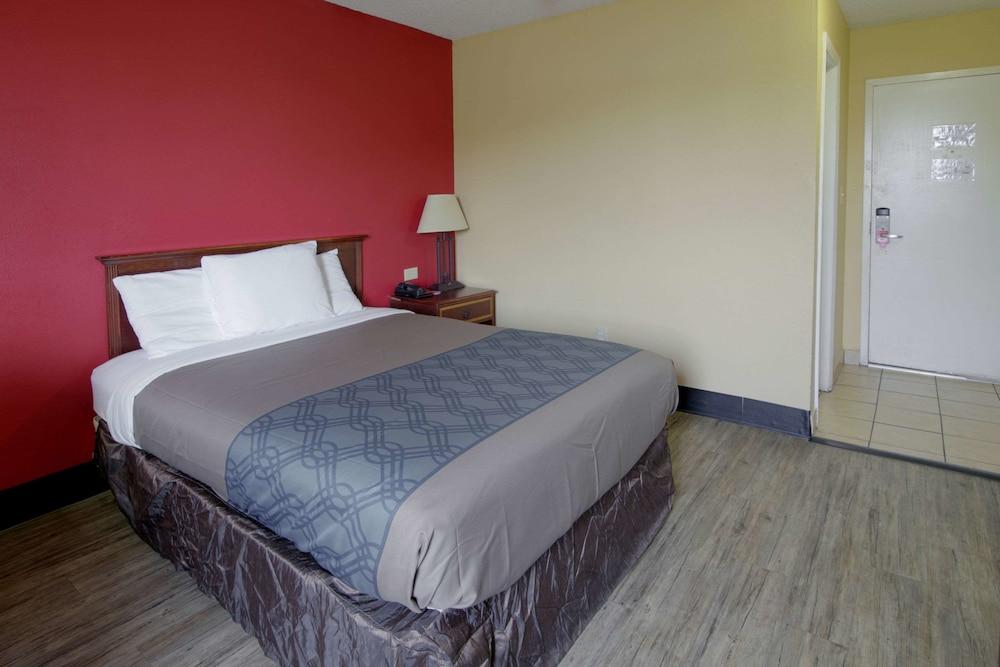 Econo Lodge Town Center Virginia Beach Exterior photo